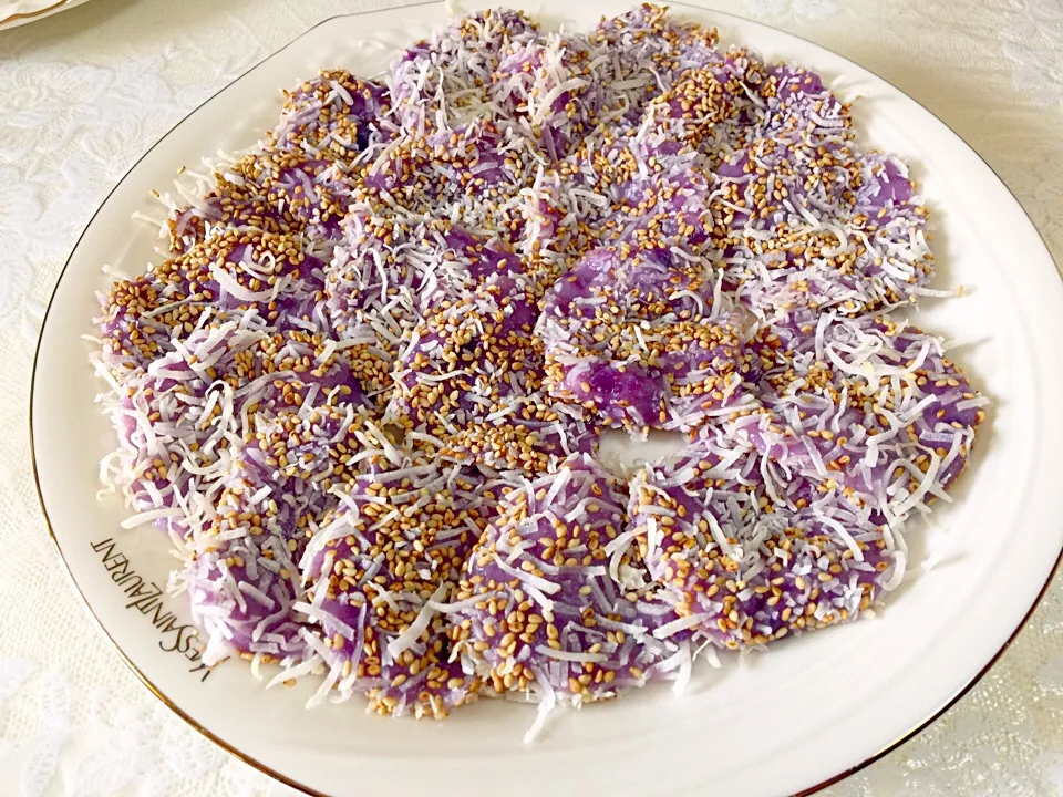 Ube palitaw with coconut  (a filipino delicacies)|Mizz Palomaさん