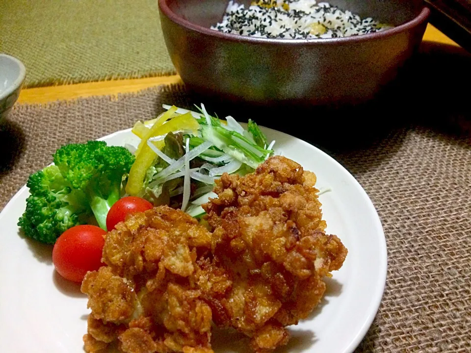 sakurakoさんの料理 バリバリ雷チキン！～鳥むね肉のカレー味コーンフレーク揚げ～✨と栗ごはん🌰|みきおさん