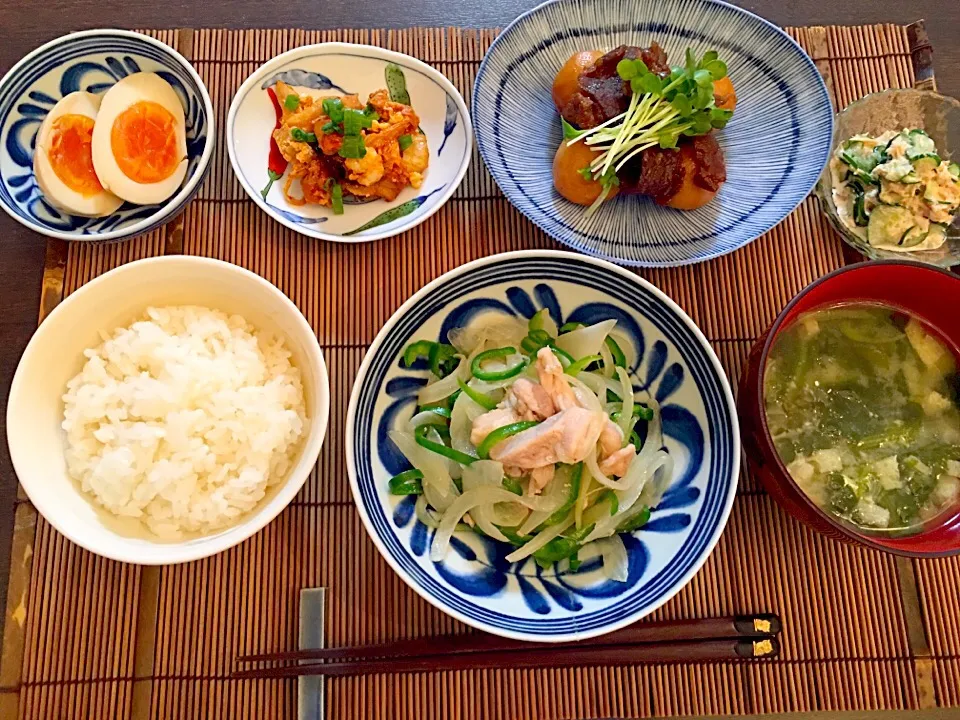 野菜炒め  煮卵   鶏キムチ   牛肉と里芋の煮っ転がし   きゅうりのサラダ   味噌汁|NAKATAさん