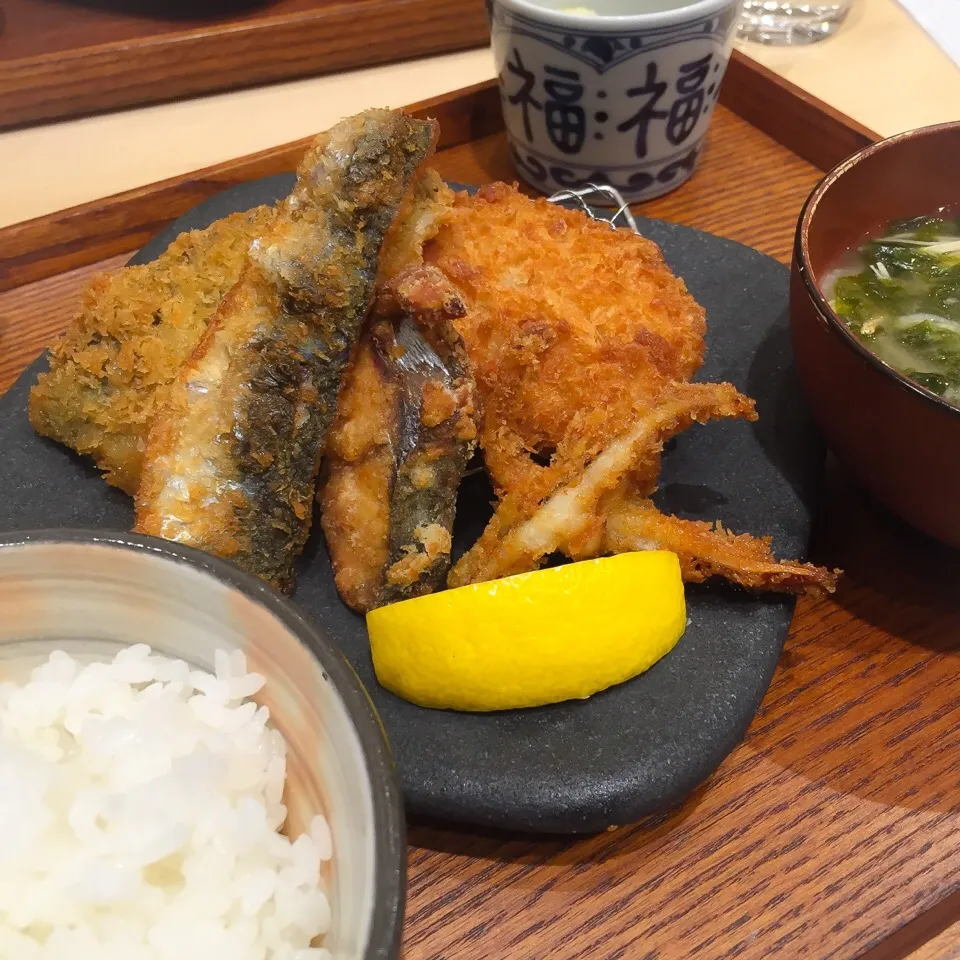 Snapdishの料理写真:漁港の魚屋自慢・旬の魚フライ定食❤️|川村大作さん