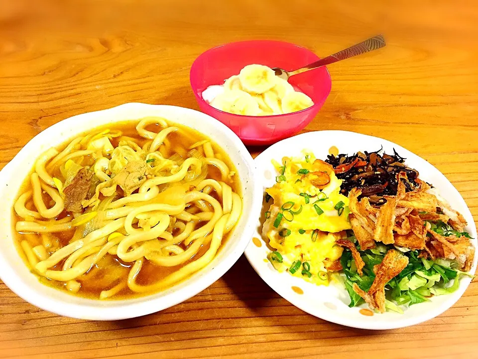 カレーうどん、干し海老と卵の炒め物、揚げゴボウサラダ、ヒジキと豆、人参の煮物、ヨーグルト。|pepiさん