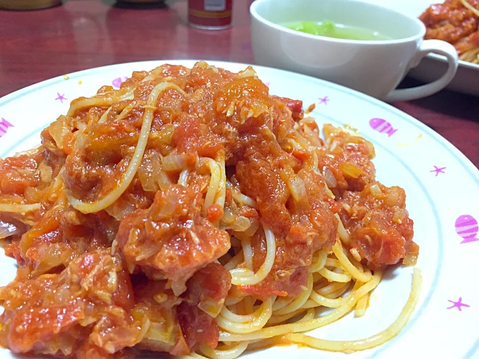 トマト缶で玉ねぎとツナのパスタ！|よくちゃんさん