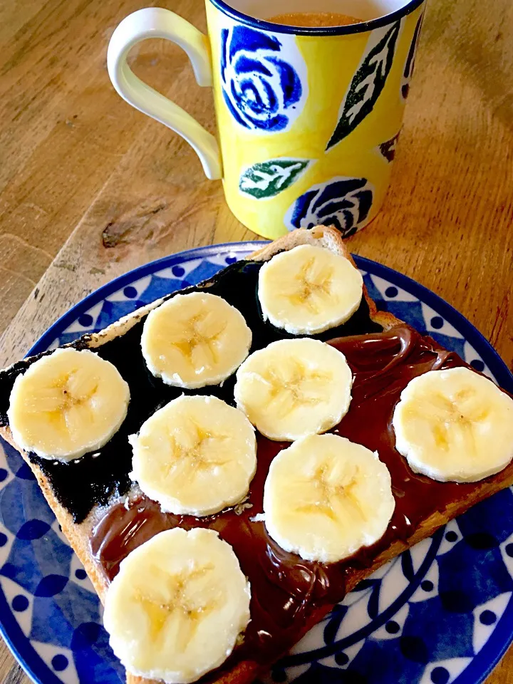 【朝ごはん】バナナの下はヌテラと黒胡麻ペースト。あとは濃いめのコーヒー。|エイコさん