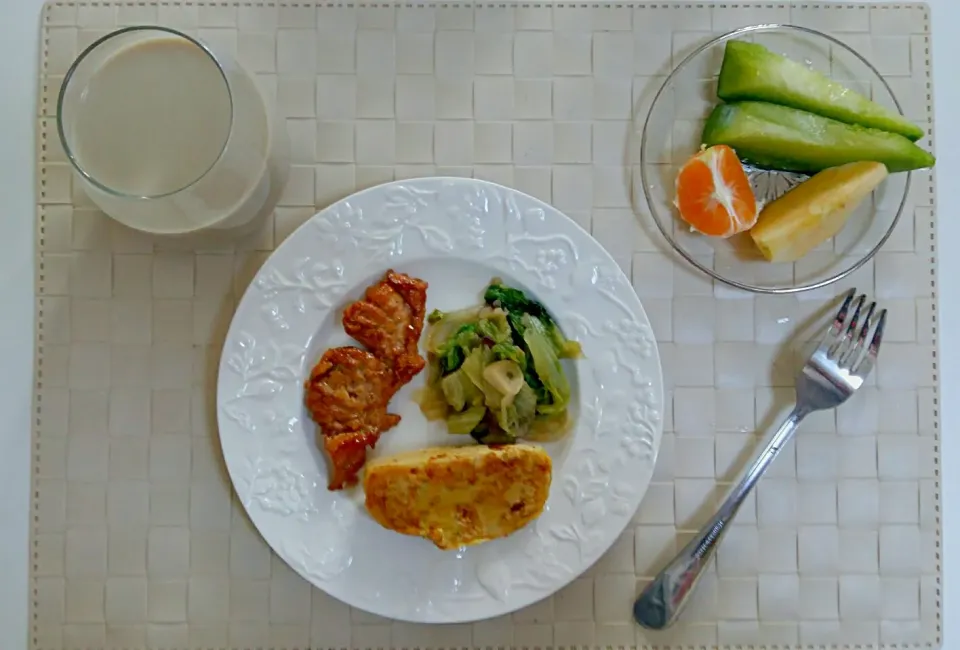 Breakfast: fried chicken breast, fried lattuce, fried steamed buns with egg, sweet melon, apple, orange, soymilk|Liciaさん