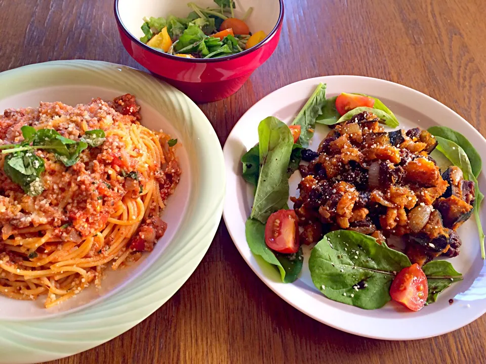 自家製ミートソースパスタとバルサミコ入かぼちゃとクルミレーズンBalsamic vinegar pumpkin, raisins. homemade meat sauce pasta too!|Hiroさん