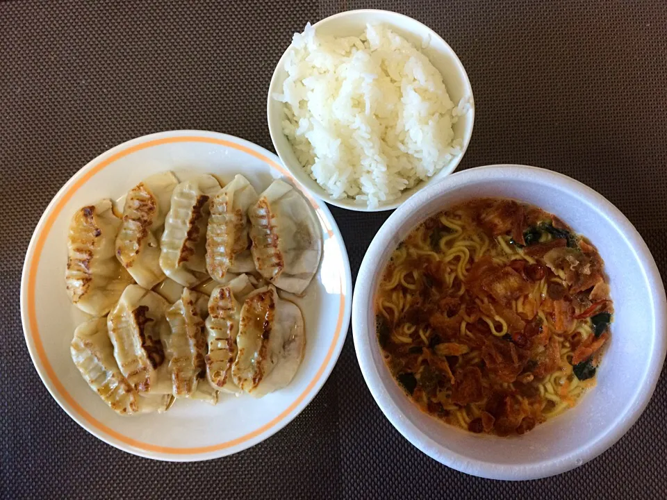 Snapdishの料理写真:豚キムチ餃子ラーメンライス|ばーさんさん