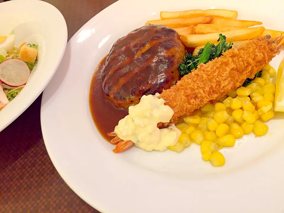 ebi tempura n japanese hamburg steaks served with demi glace sauce :)|reviliaさん