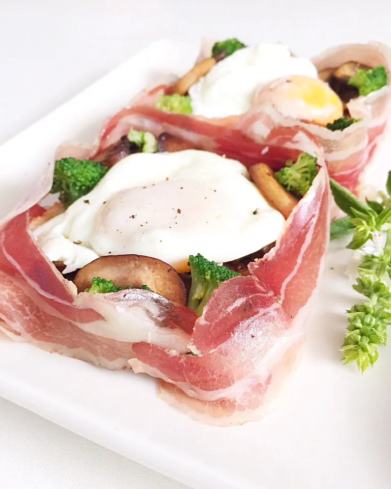 Egg Benedict on sautéed mushrooms, wholemeal bread wrapped in parma ham|12Dragonさん