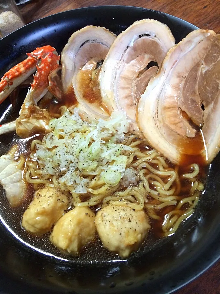 Snapdishの料理写真:渡り蟹醤油ラーメン海老団子のせ。|hiroさん