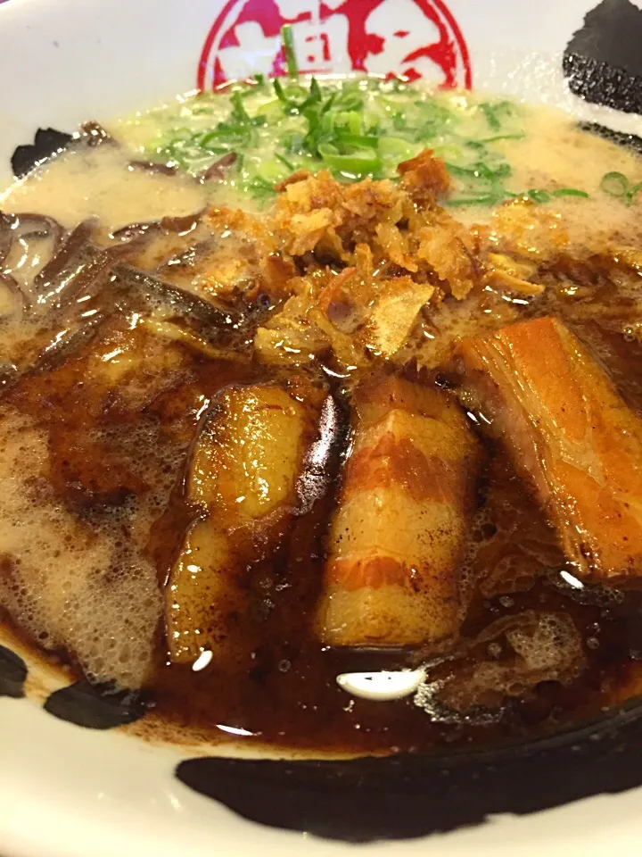 マー油ニンニクとんこつラーメン|LiNxさん