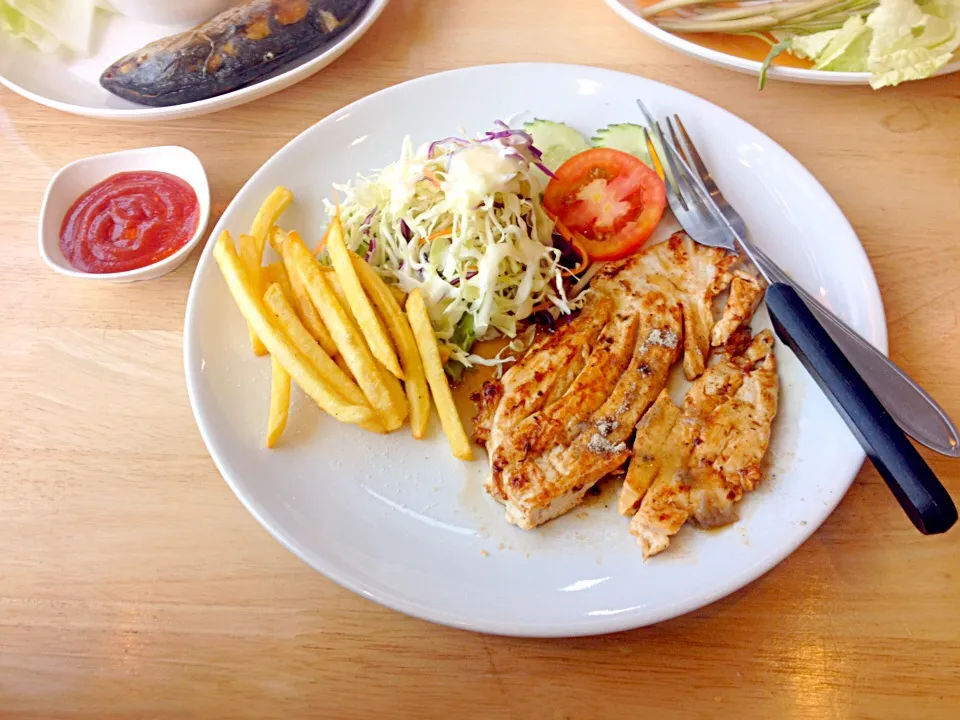 Snapdishの料理写真:🍗Chicken steak🍴|Jitsupapa Pimexol Rungpakdeesawatさん