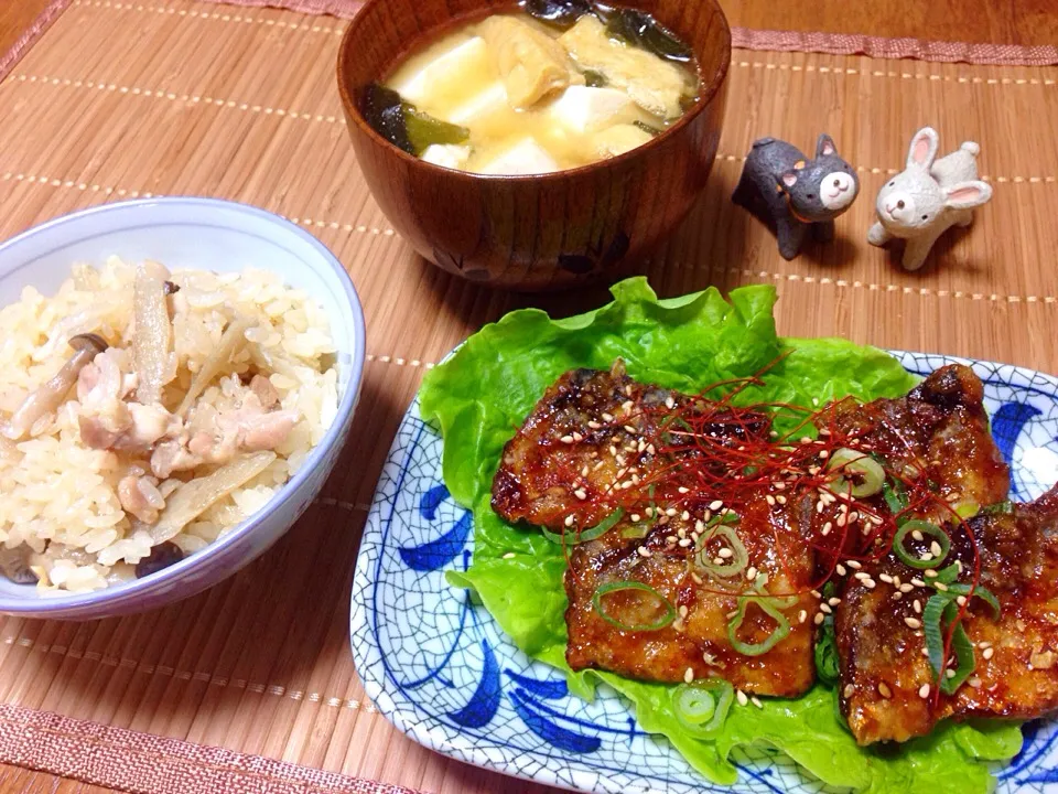 今日の晩ご飯(o'ー'o) 鯖の甘辛竜田揚げと鶏ごぼうおこわ♪ おこわには少しごま油を入れて♪|きゃずさん