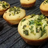 Snapdishの料理写真:Spring Onion Parsley Garlic Bread|dotdotdotx2さん