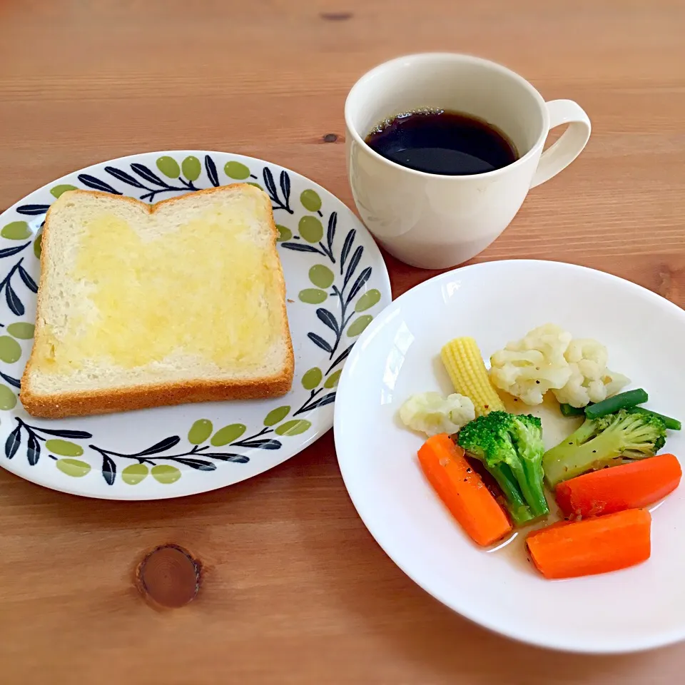 温野菜サラダ、バタートースト、ブレンドコーヒー|Shirokoさん