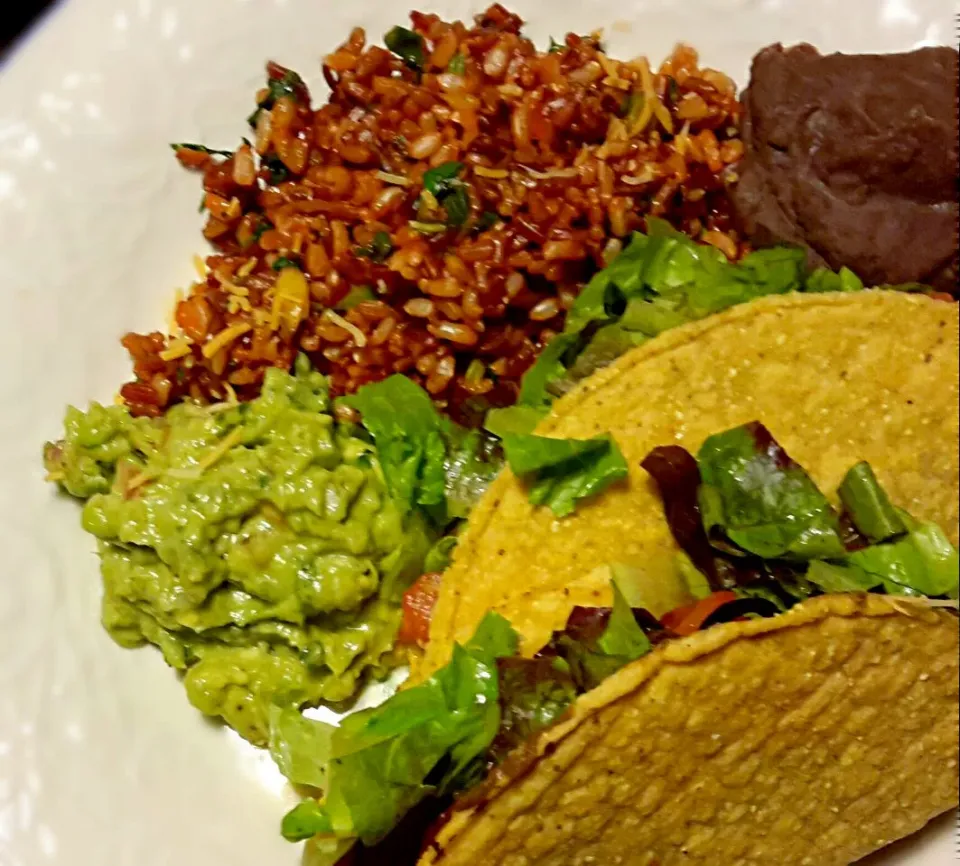 Snapdishの料理写真:beef tacos with red rice, guacamole and  refried beans|Jiraphon Gさん