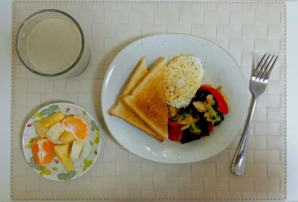 Breakfast: toast, fried vegetables, fried egg, banana, apple, orange, soymilk.|Liciaさん