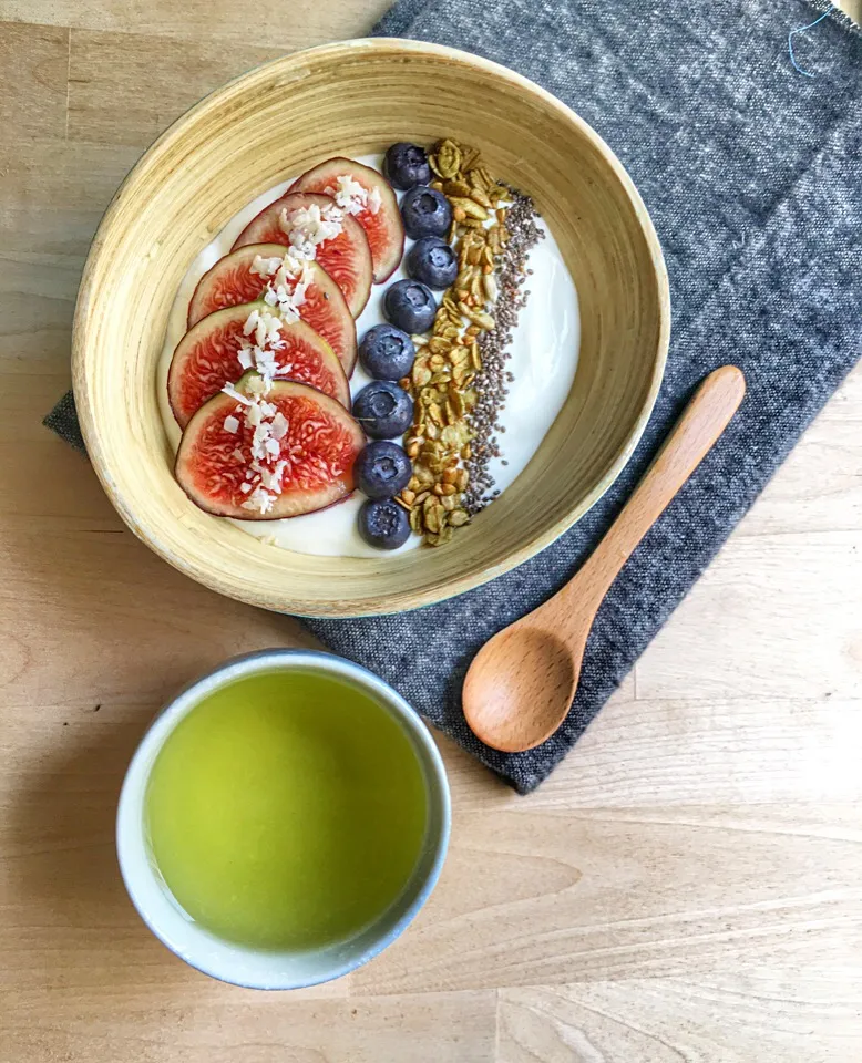 Greek yogurt with fresh fig, blueberries, granola, chia seeds and coconut flakes|coxiella24さん