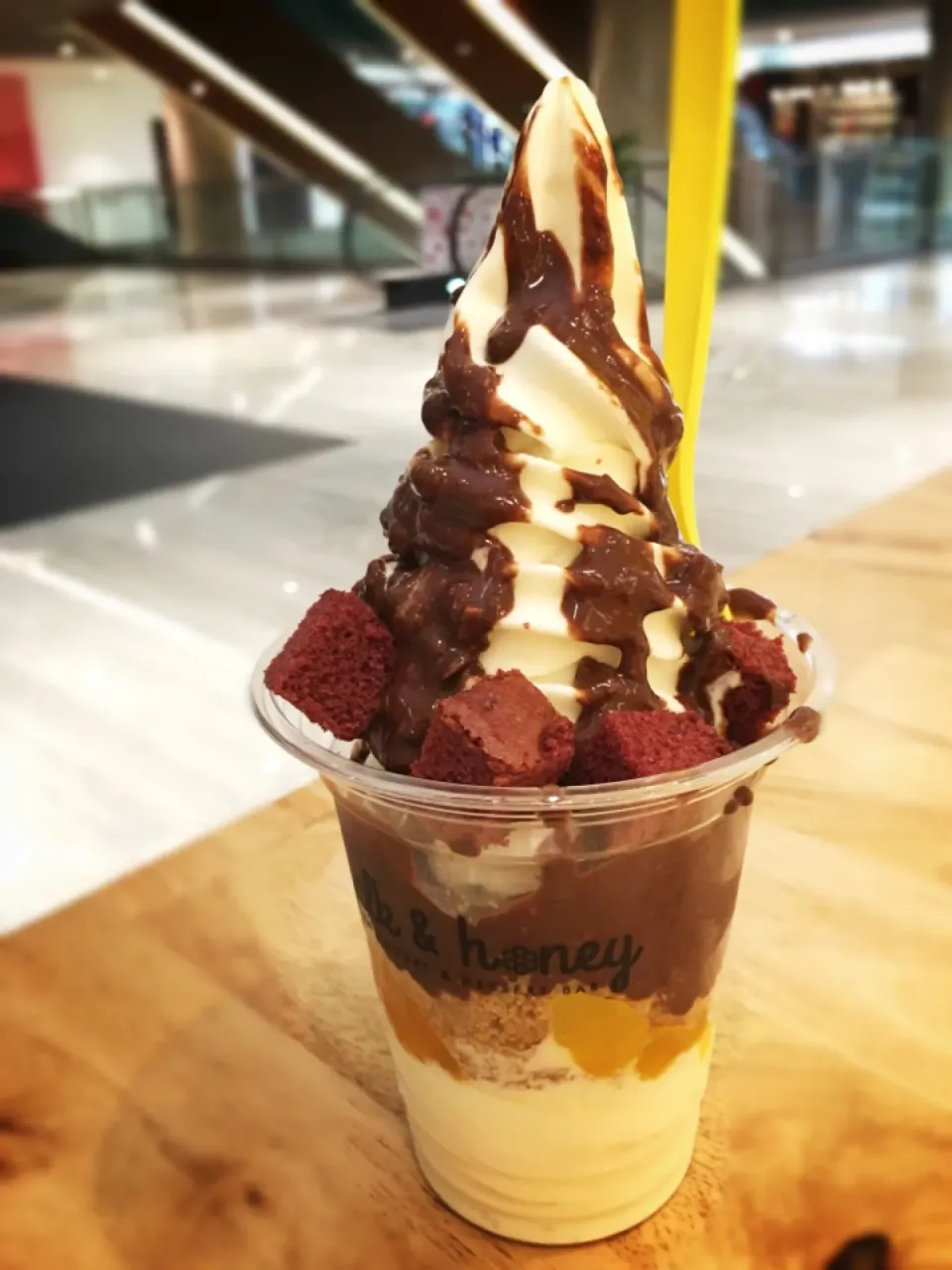 Frozen yogurt parfait@Milk & Honey, Marina Square|coxiella24さん