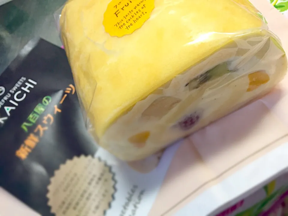 Snapdishの料理写真:バターを使ってないロールケーキ♡八百屋の新鮮スウィーツ!!  ＊＊＊KAICHI＊＊＊|eriさん