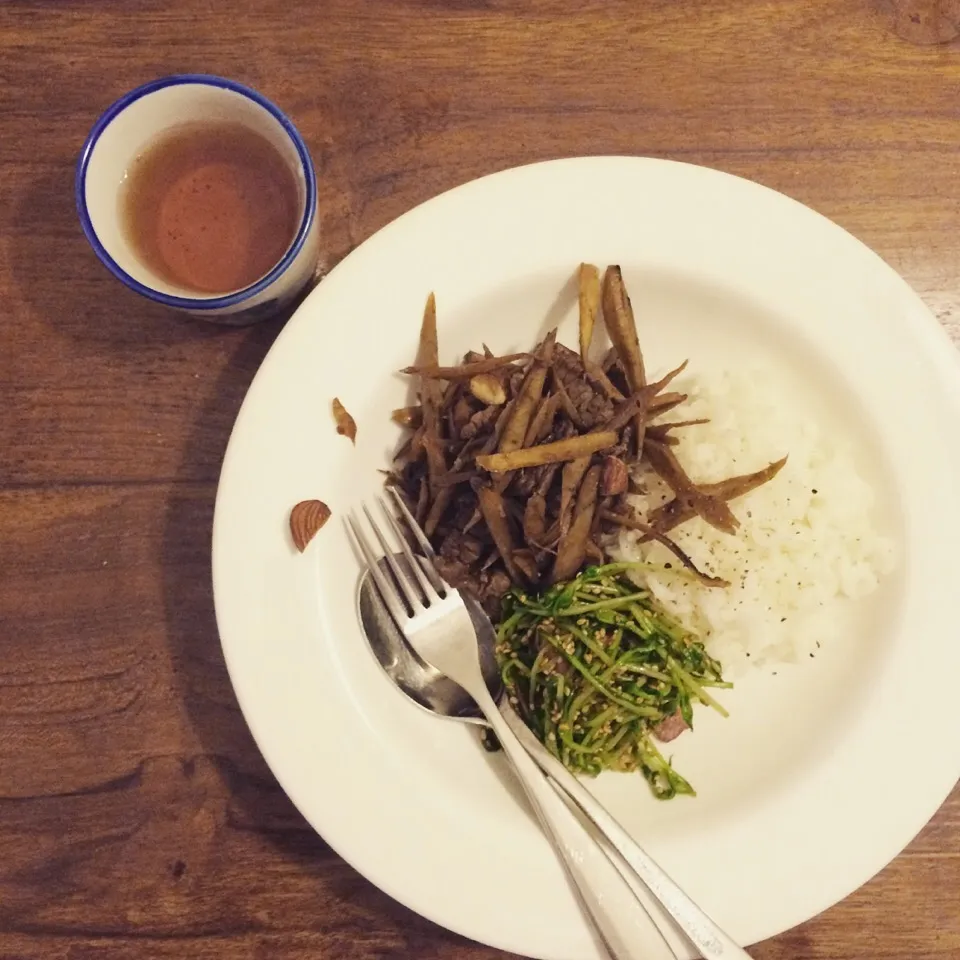 Stir fried Beef, Burdock and Almonds with rice.  牛肉とゴボウのアーモンド金平丼|Yuka Nakataさん