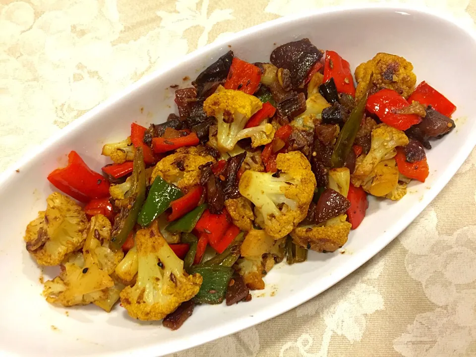 Cauliflower, red and green capsicum saluted with mustard mango chutney and spices!|gayatri singhさん