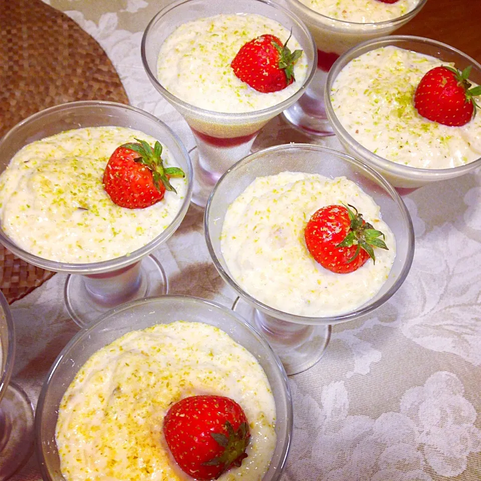 Rice pudding cooked with rose extract and strawberry sauce!|gayatri singhさん