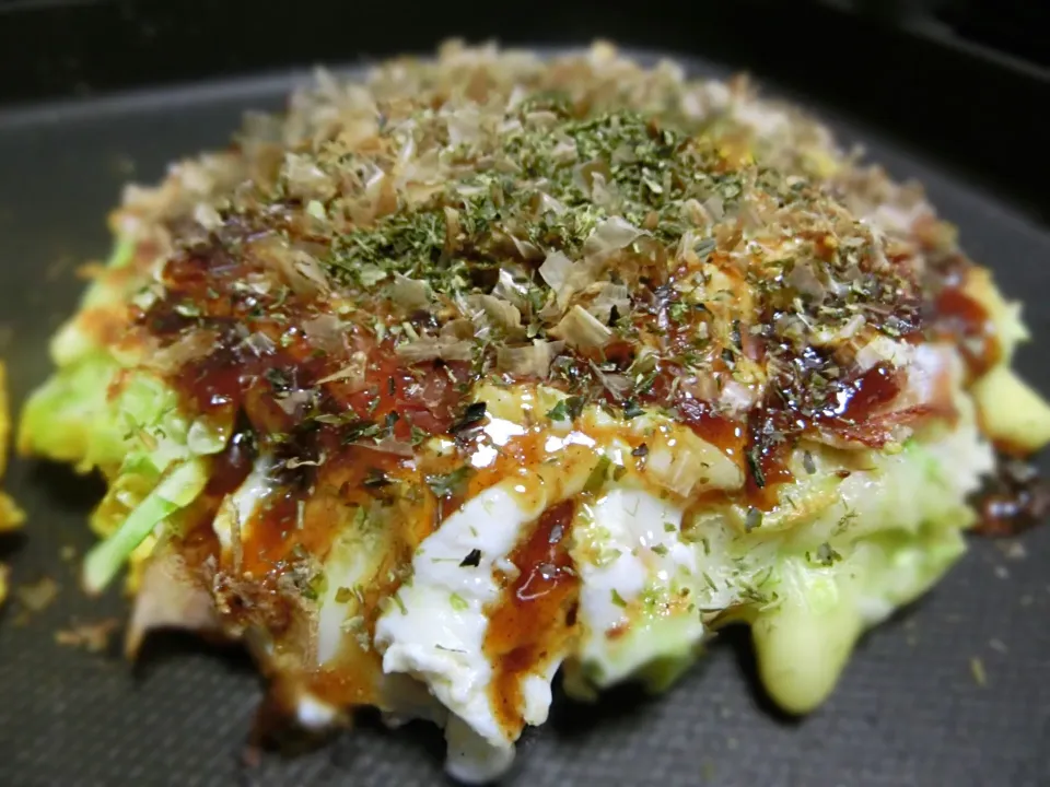 Snapdishの料理写真:家でお好み焼き  温かい 美味しい。私はオタフクのお好み焼きソースとどろソース。やはり妻は醤油。|Hiroshi  Kimuraさん