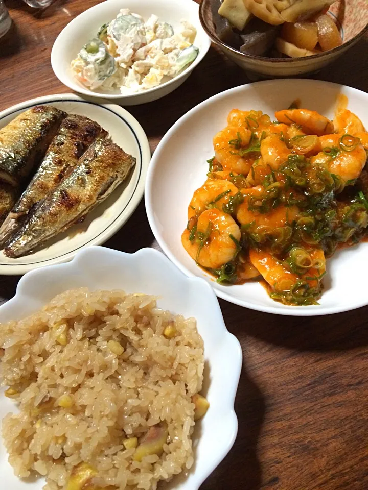 10/26の晩ご飯…栗ご飯、エビチリ、秋刀魚、煮付け、サラダ。|hiroさん