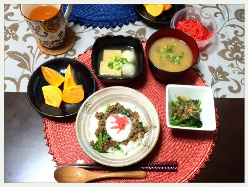 Snapdishの料理写真:台湾丼
高野豆腐と里芋煮
ほうれん草のゴマ味噌和え
なめこ味噌汁
柿|misaさん