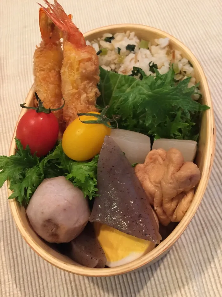 Snapdishの料理写真:大根の葉とじゃこのごはん エビフライ🍤 おでん🍢弁当|cocoさん