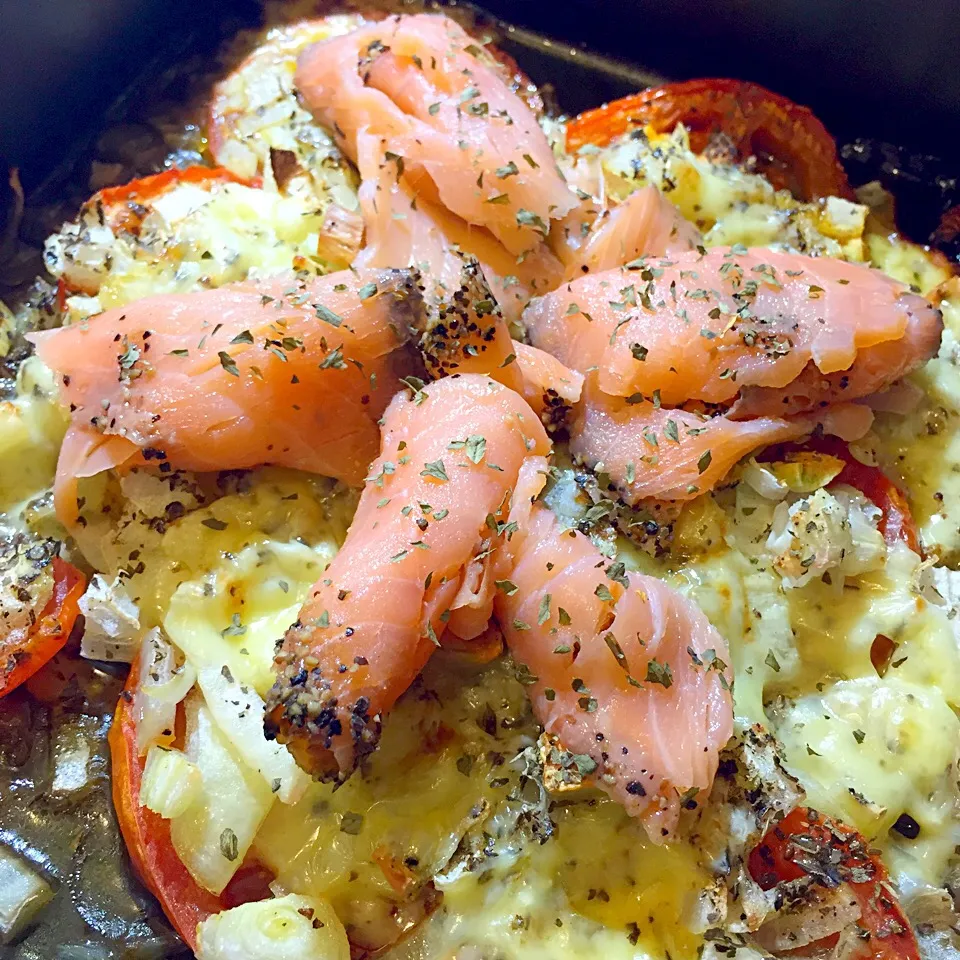 Smoked salmon with baked tomato, onion and cheese|小環さん