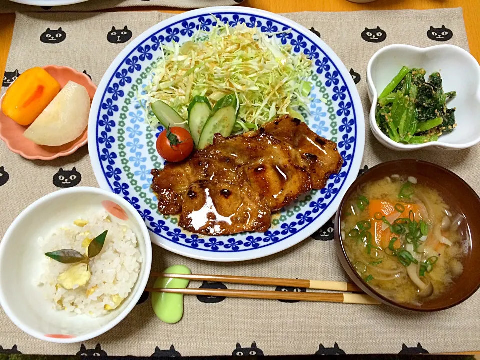 栗ご飯、味噌汁、豚の生姜焼き、小松菜のごまあえ、梨と柿|ゆーみんさん