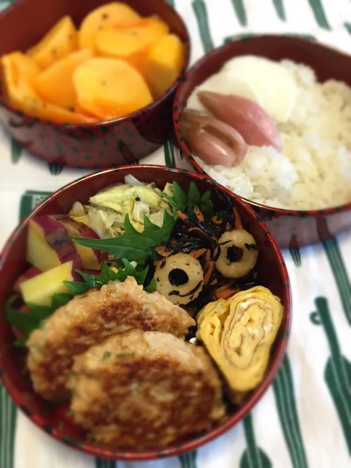 鶏のつくね、卵焼き、ヒジキとちくわ煮、キャベツごま味噌和え、さつまいもレモン煮|raku_darさん