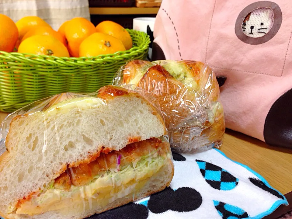 チーズパンでチキンサンド|こんこんさん