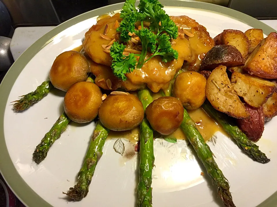 Amaretto Chicken, Roasted Asparagus n Shrooms topped with Toasted Almonds served with Rosemary Reds|Chef Ampさん