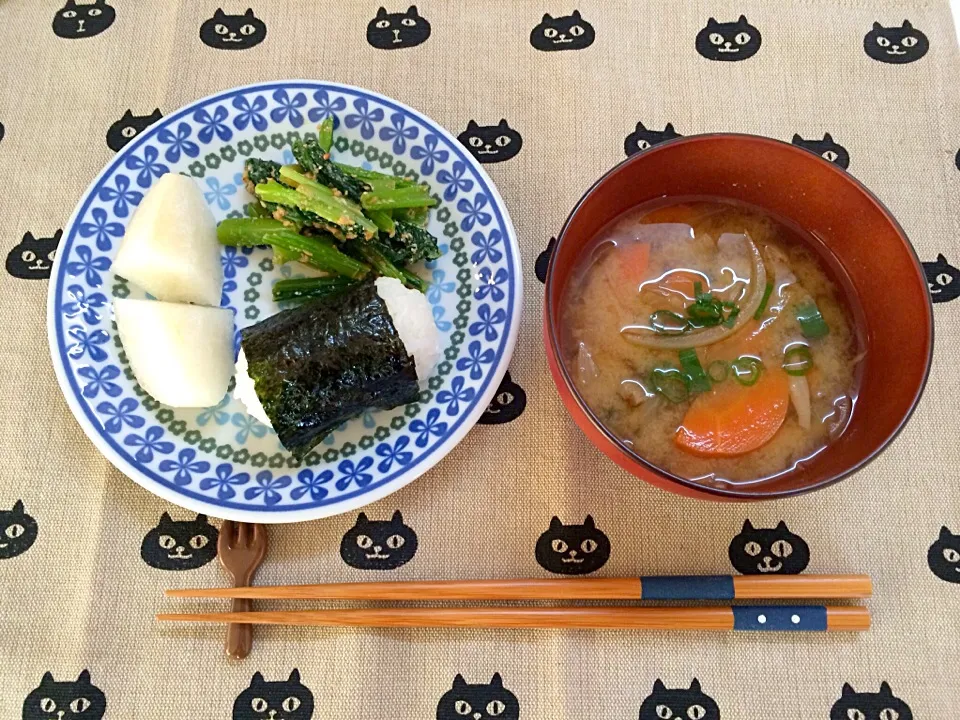 朝ごはん、おにぎり、味噌汁、小松菜のごまあえ、梨|ゆーみんさん