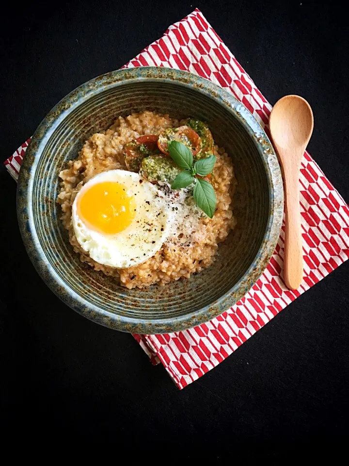 Sundried tomato pesto steel cut oats with basil pesto tomato & 🍳|coxiella24さん