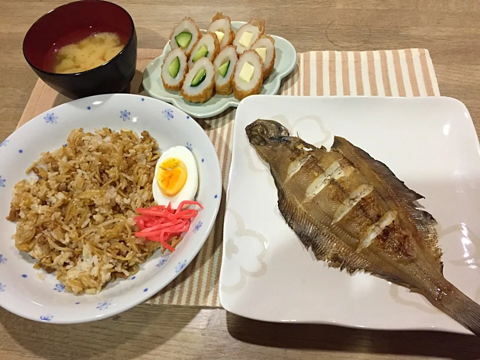 10月26日晩御飯〜宗八カレイ一夜干し・そば飯炒飯・キュウリとチーちく・白菜と人参の味噌汁|まーままさん