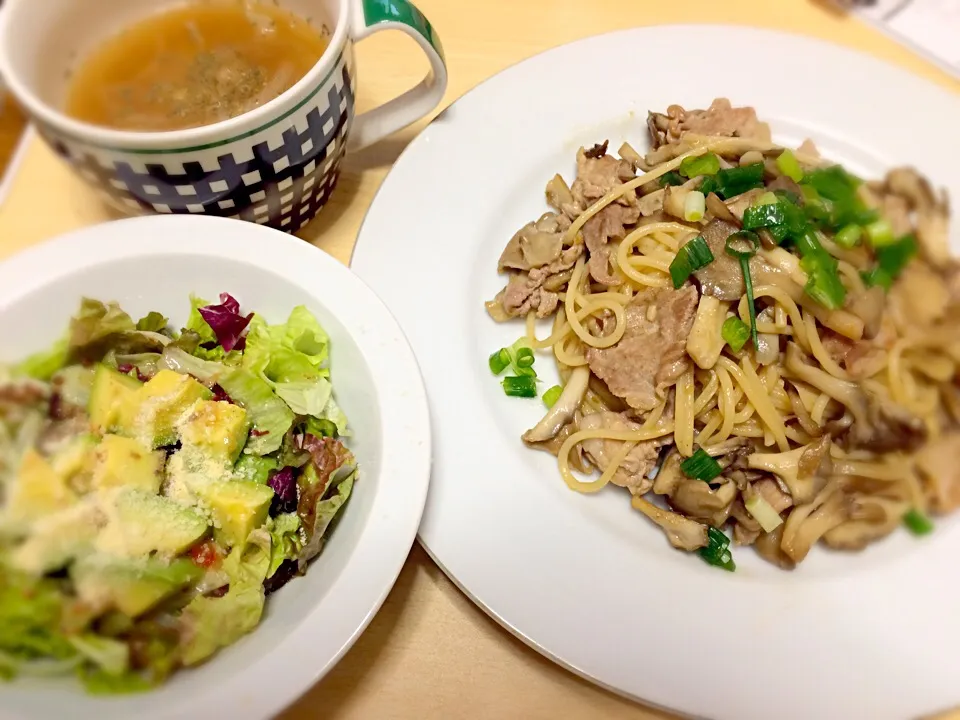 Snapdishの料理写真:舞茸と豚肉の和風パスタ、アボカドグリーンサラダ、玉ねぎのコンソメスープ|shioriさん