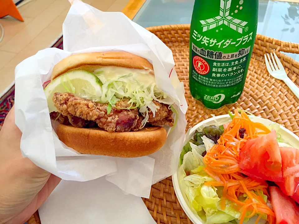 食べたくて買ってきちゃった。モスの唐揚げバーガー😋|Tomomi Booさん