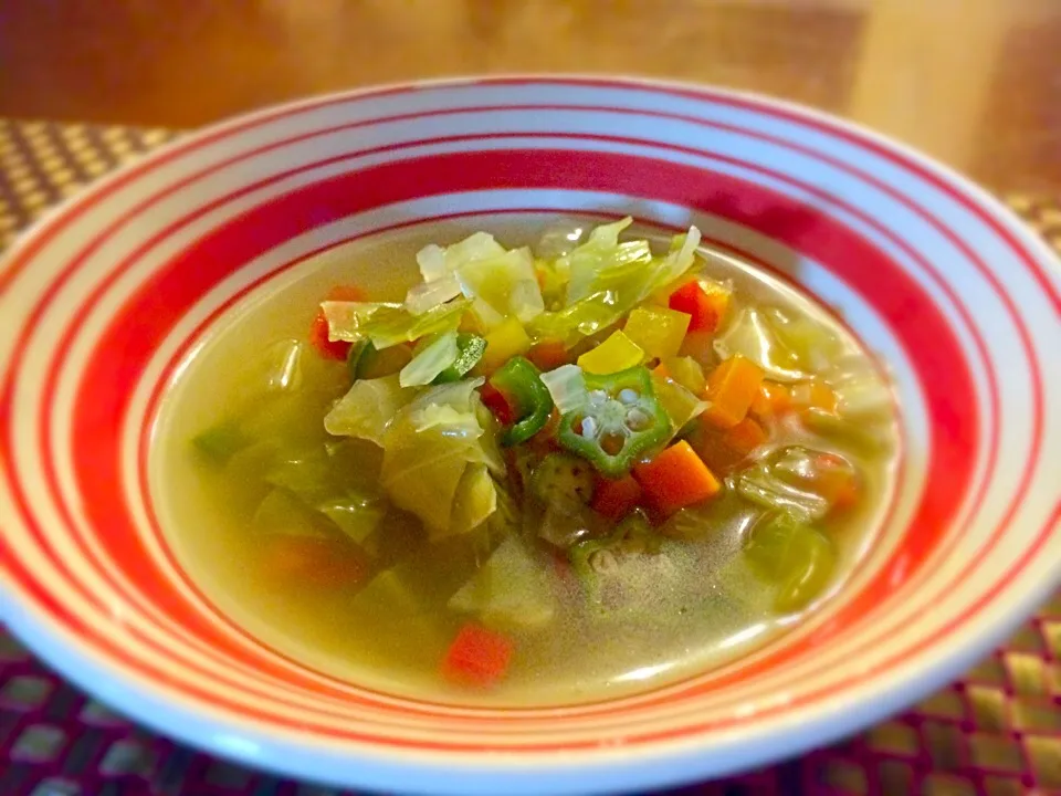 Zuppa di consommé di verdure♨️残り野菜のｺﾝｿﾒｽｰﾌﾟ|🌈Ami🍻さん