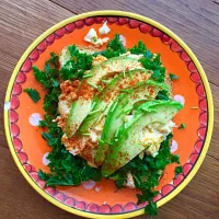 Scrambled eggs. Wilted Kale. Avocado. Onion. Chives. Chili powder.|Safiraさん