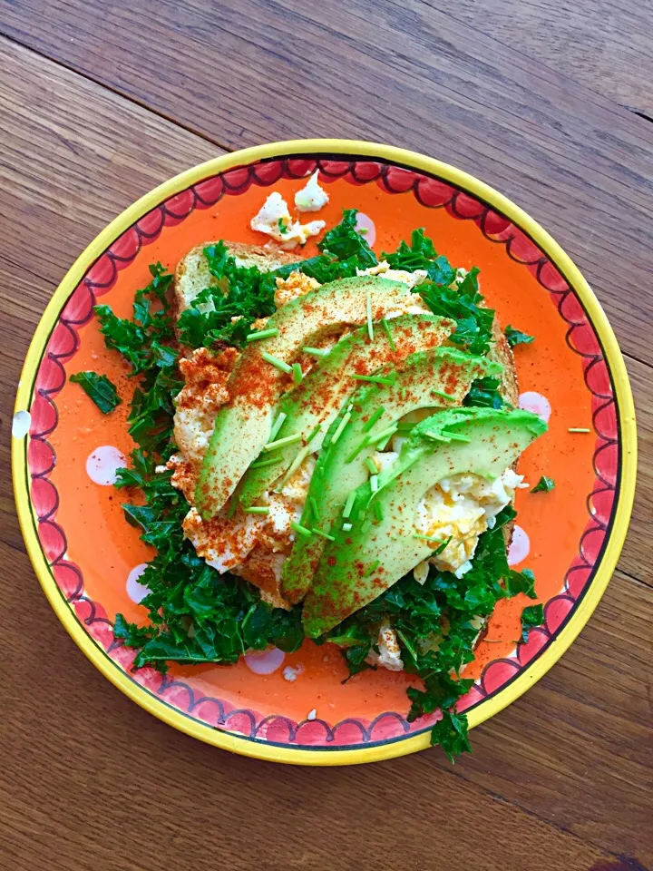 Scrambled eggs. Wilted Kale. Avocado. Onion. Chives. Chili powder.|Safiraさん