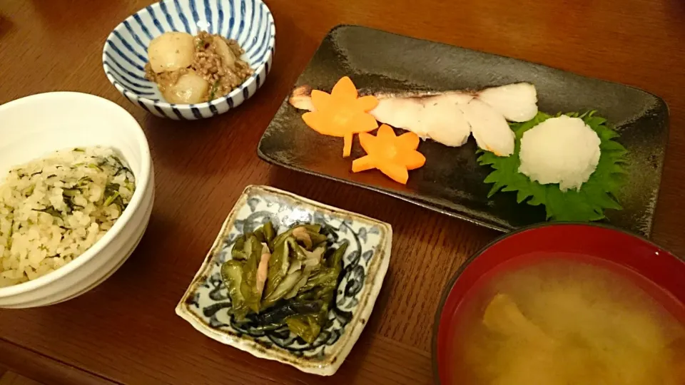 かぶの葉ご飯、鱈の塩焼き、玉ねぎ人参なめこのお味噌汁、しば漬け、かぶの挽き肉餡掛け|アンジェさん