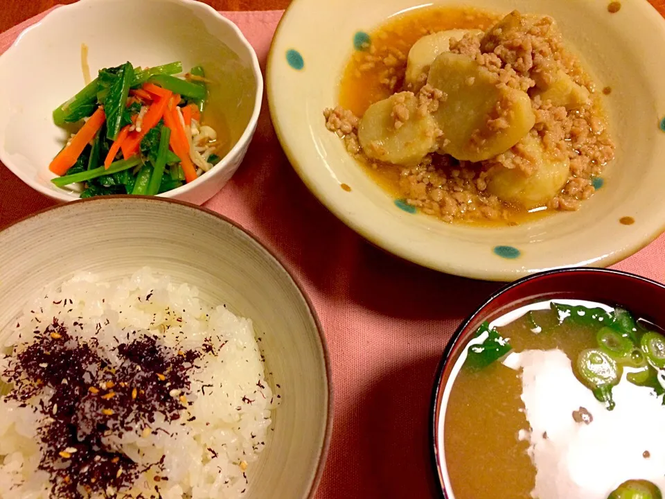 里芋と挽肉のうま煮、小松菜のおひたし、なめこと豆腐のお味噌汁、ゆかりごはん|あんなさん