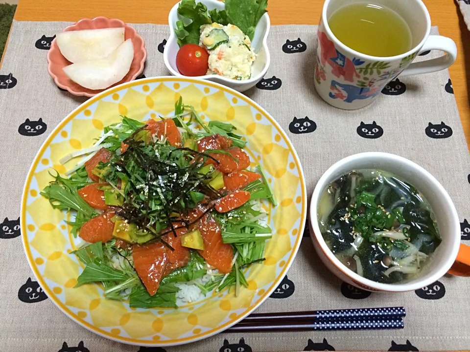 夜ごはん、サーモンとアボカド丼、ポテトサラダ、わかめスープ、梨|ゆーみんさん