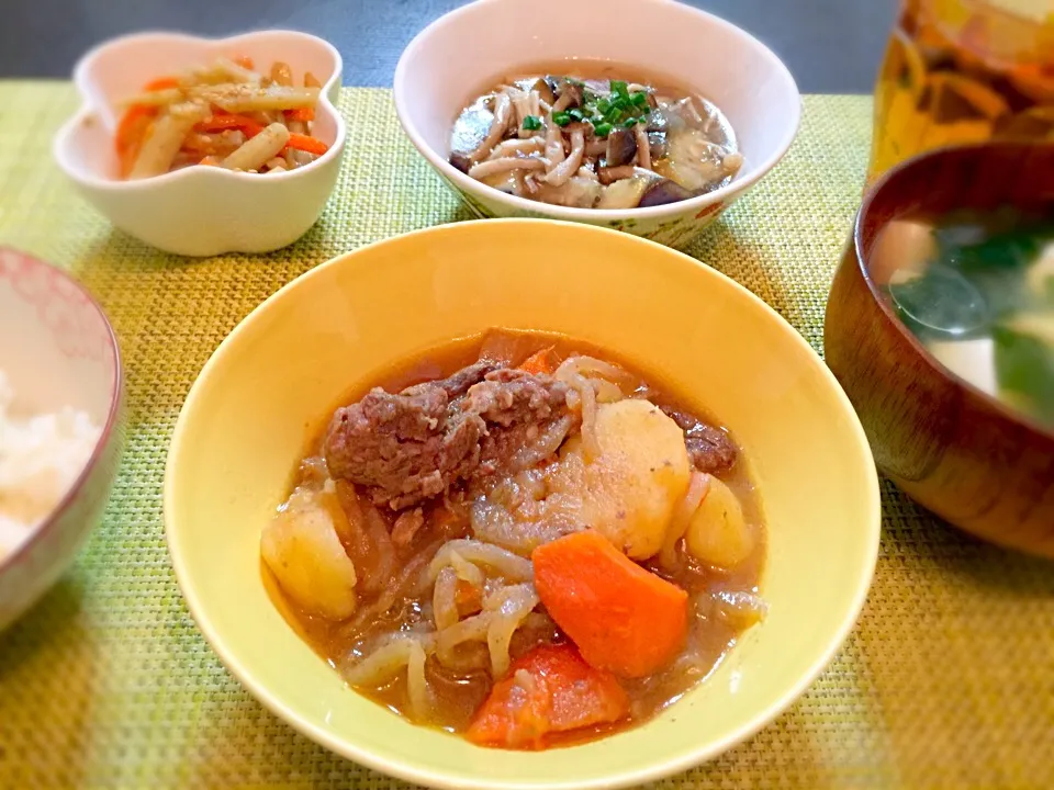 Snapdishの料理写真:和食🇯🇵 肉じゃが、茄子とシメジとえのき茸の焼き浸し、人参とレンコンのキンピラ、豆腐とワカメのお味噌汁(アマニ油入り)|Akiko Furukawaさん