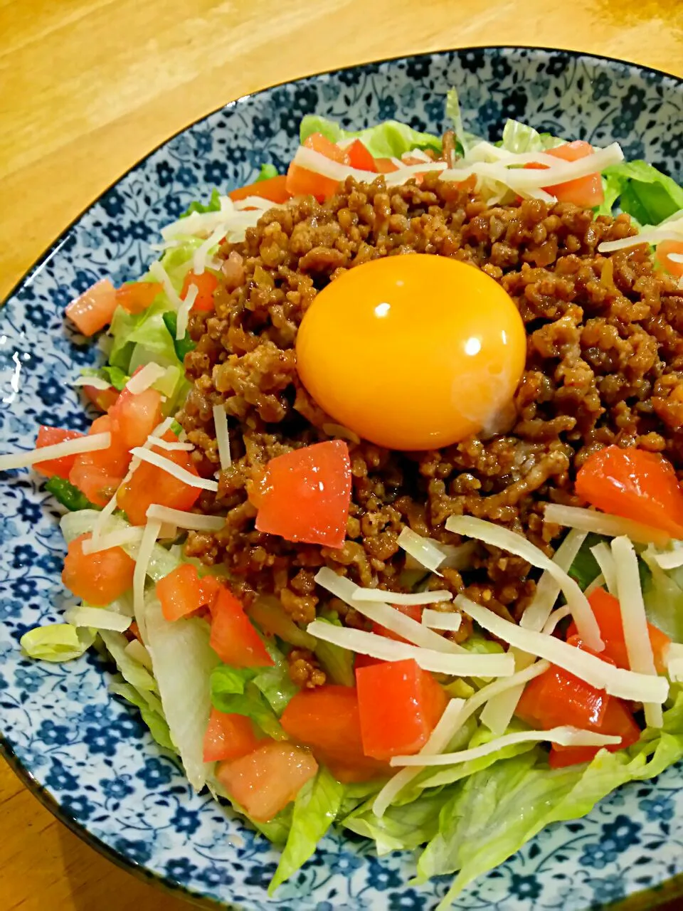 タコライス 卵黄を絡めて食べましょう！|徳之島トトロンヌさん