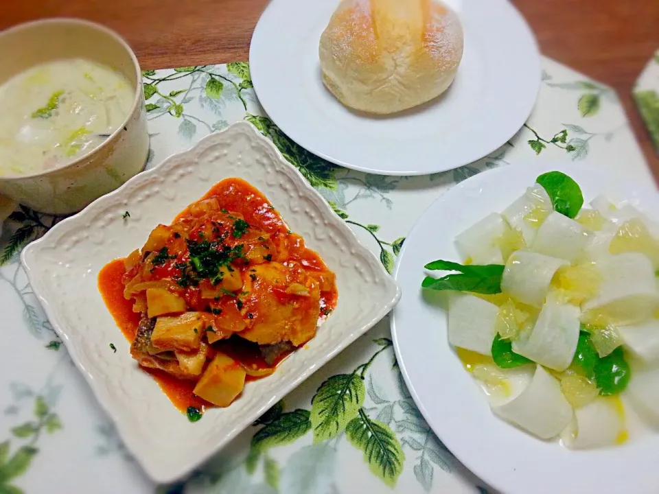 鱈のトマト煮込み・大根とグレープフルーツのサラダ・白菜の豆乳スープ・パン|なべちゃんさん