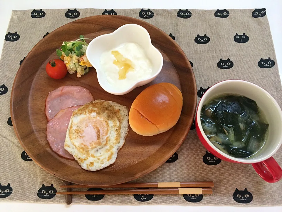 朝ごはん、ロールパン、ハムエッグ、ポテトサラダ、わかめスープ、ヨーグルト|ゆーみんさん